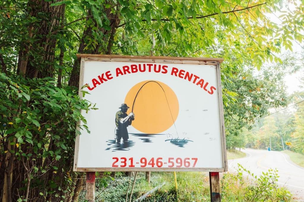Arbutus Lake 3 Bedroom Cottage Траверс-Сити Экстерьер фото