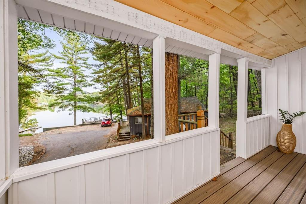 Arbutus Lake 3 Bedroom Cottage Траверс-Сити Экстерьер фото