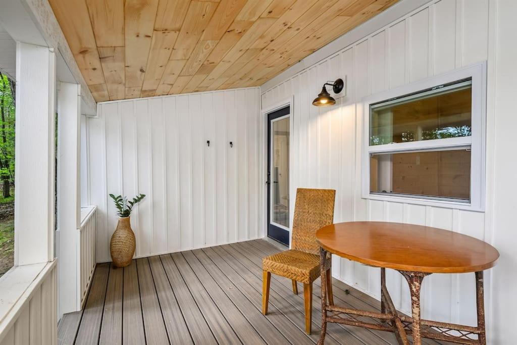 Arbutus Lake 3 Bedroom Cottage Траверс-Сити Экстерьер фото