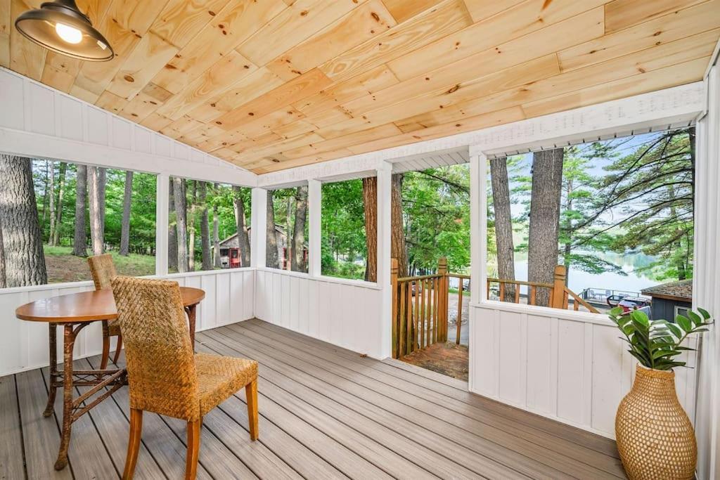 Arbutus Lake 3 Bedroom Cottage Траверс-Сити Экстерьер фото